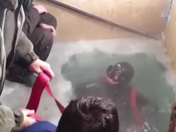 استرد هاتفه من حفرة جليدية .. ليجد لديه مكالمة فائتة